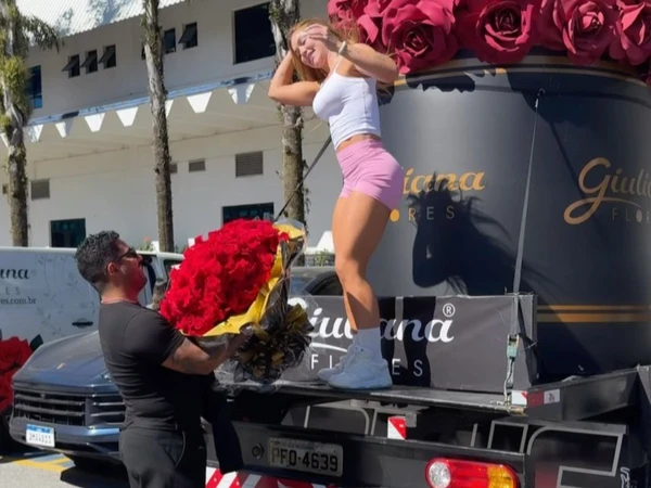 Virginia Fonseca recebeu flores do cantor Felipe Amorim por Reprodução/Instagram