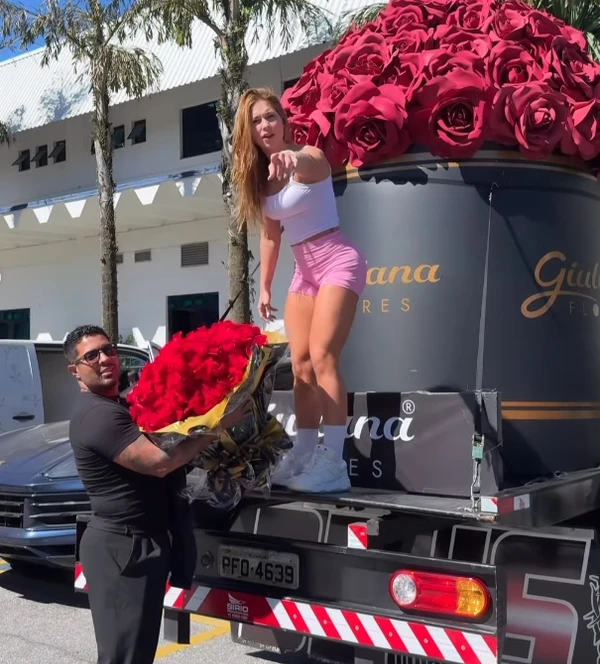 Virginia Fonseca recebeu flores do cantor Felipe Amorim por Reprodução/Instagram