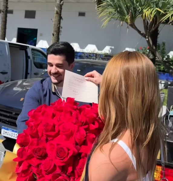 Virginia Fonseca recebeu flores do cantor Felipe Amorim por Reprodução/Instagram