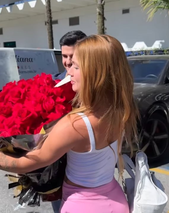 Virginia Fonseca recebeu flores do cantor Felipe Amorim por Reprodução/Instagram