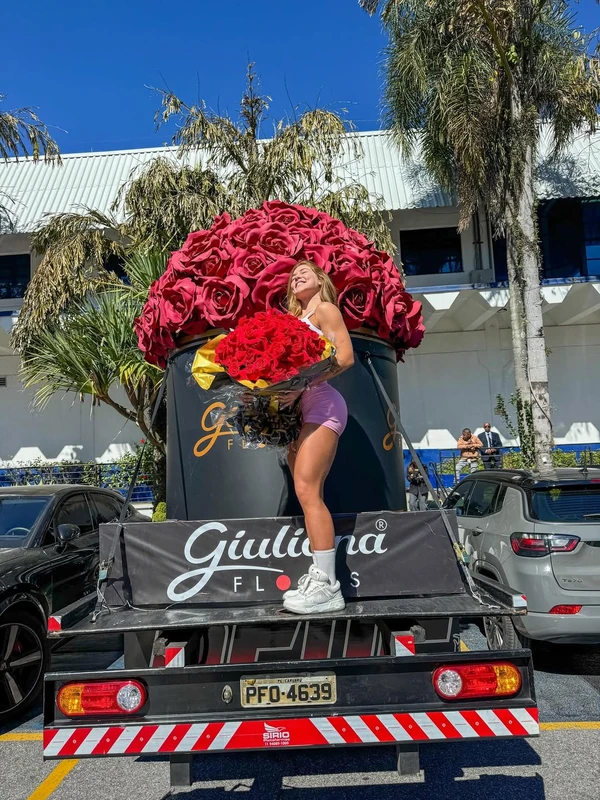 Virginia Fonseca recebeu flores do cantor Felipe Amorim por Reprodução/Instagram