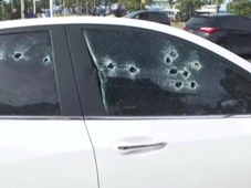 Imagem - Carro metralhado: motorista é baleado e bate em poste na orla de Piatã