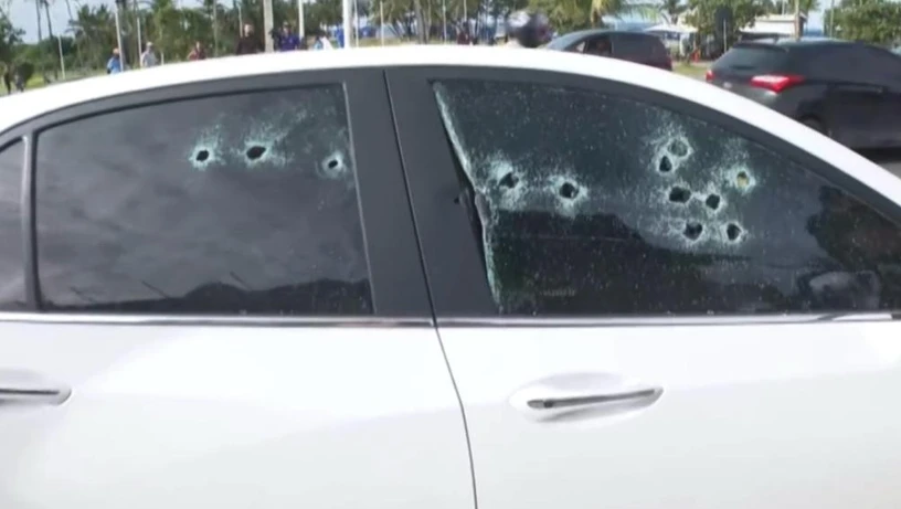 Imagem - Carro metralhado: motorista é baleado e bate em poste na orla de Piatã