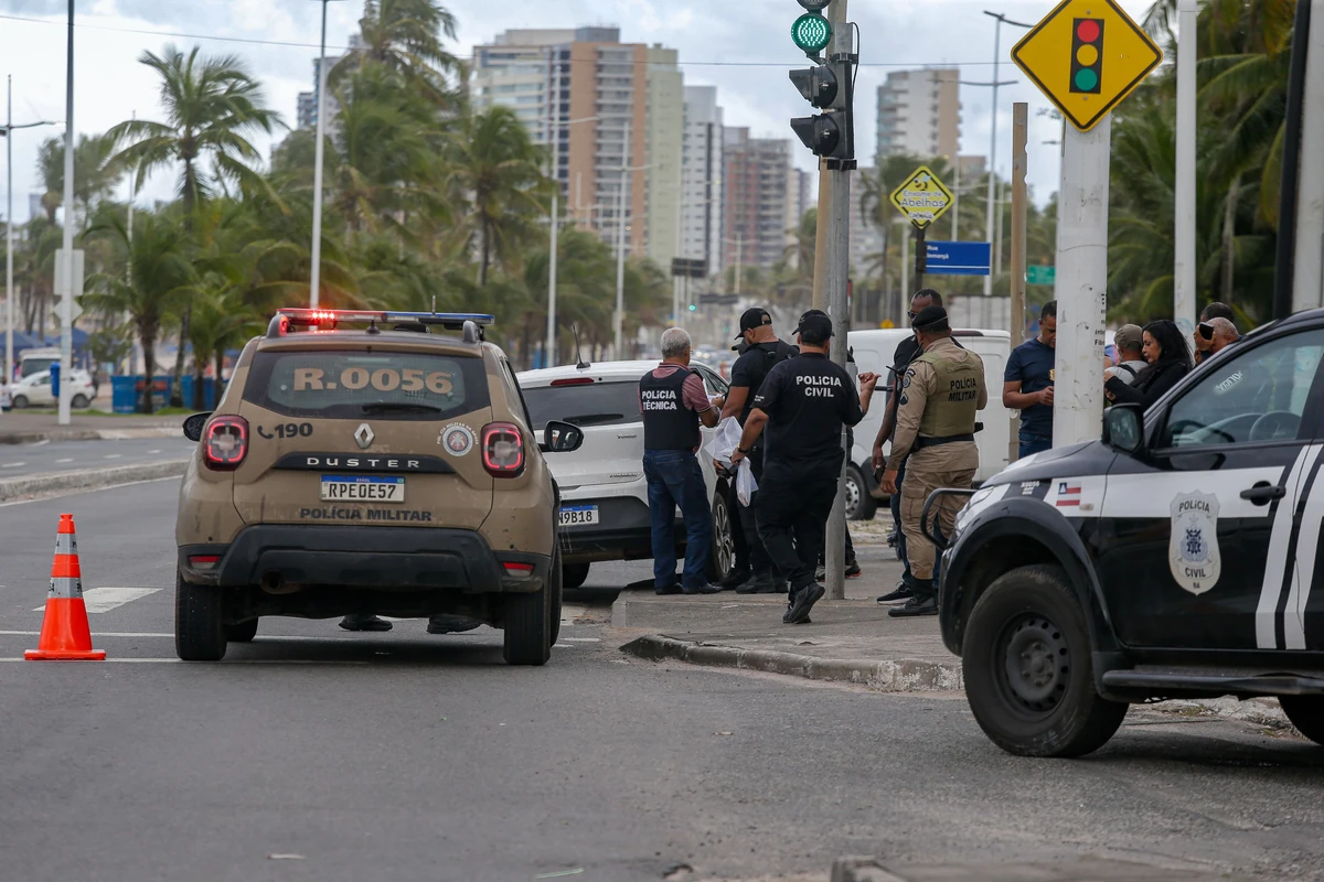 Carro foi atingido por pelo menos 12 disparos por Arisson Marinho/CORREIO