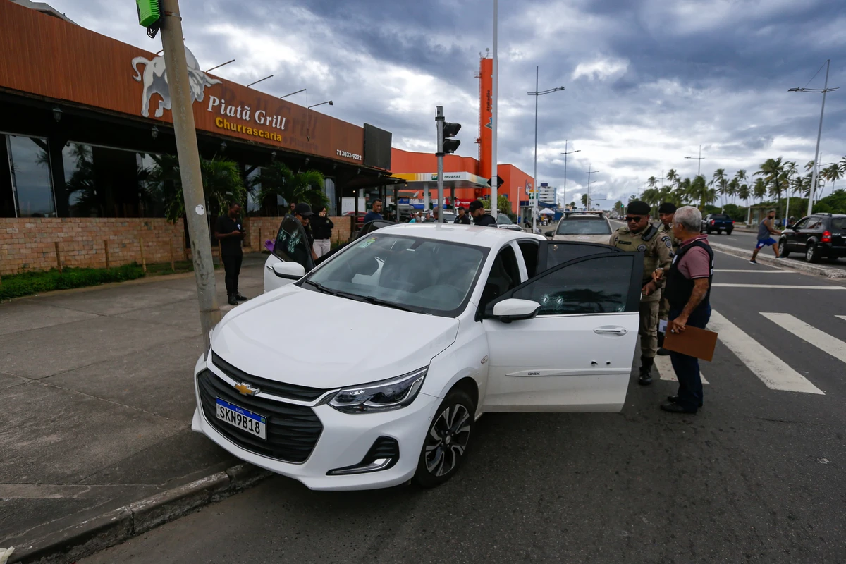 Carro foi atingido por pelo menos 12 disparos por Arisson Marinho/CORREIO