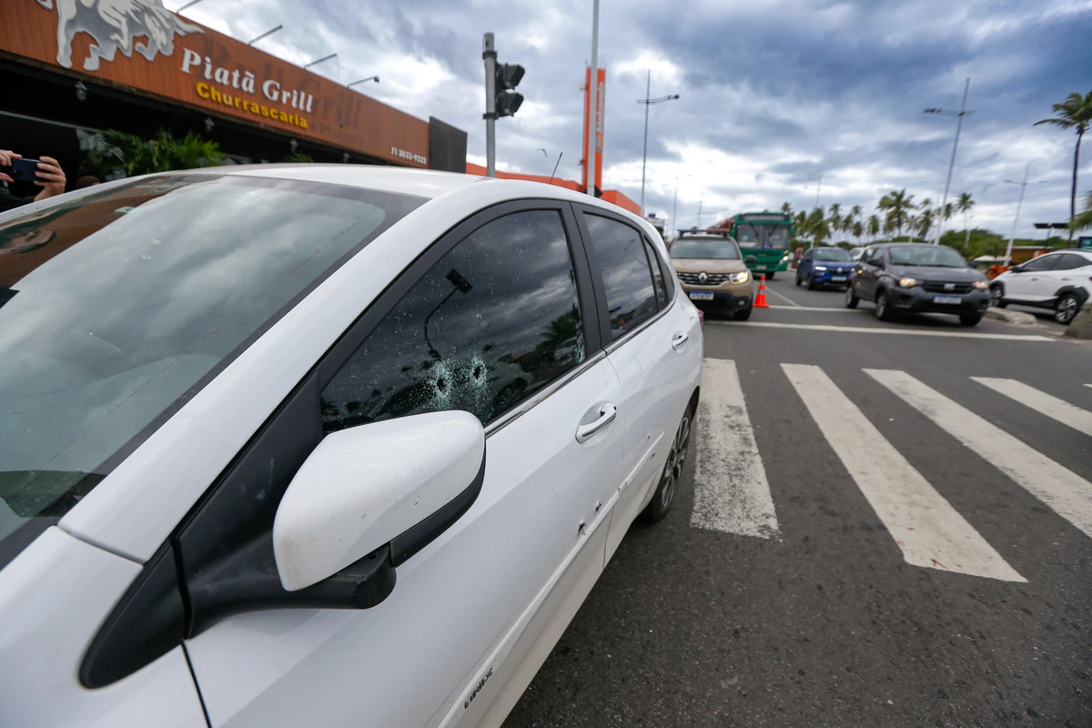 Carro foi atingido por pelo menos 12 disparos por Arisson Marinho/CORREIO