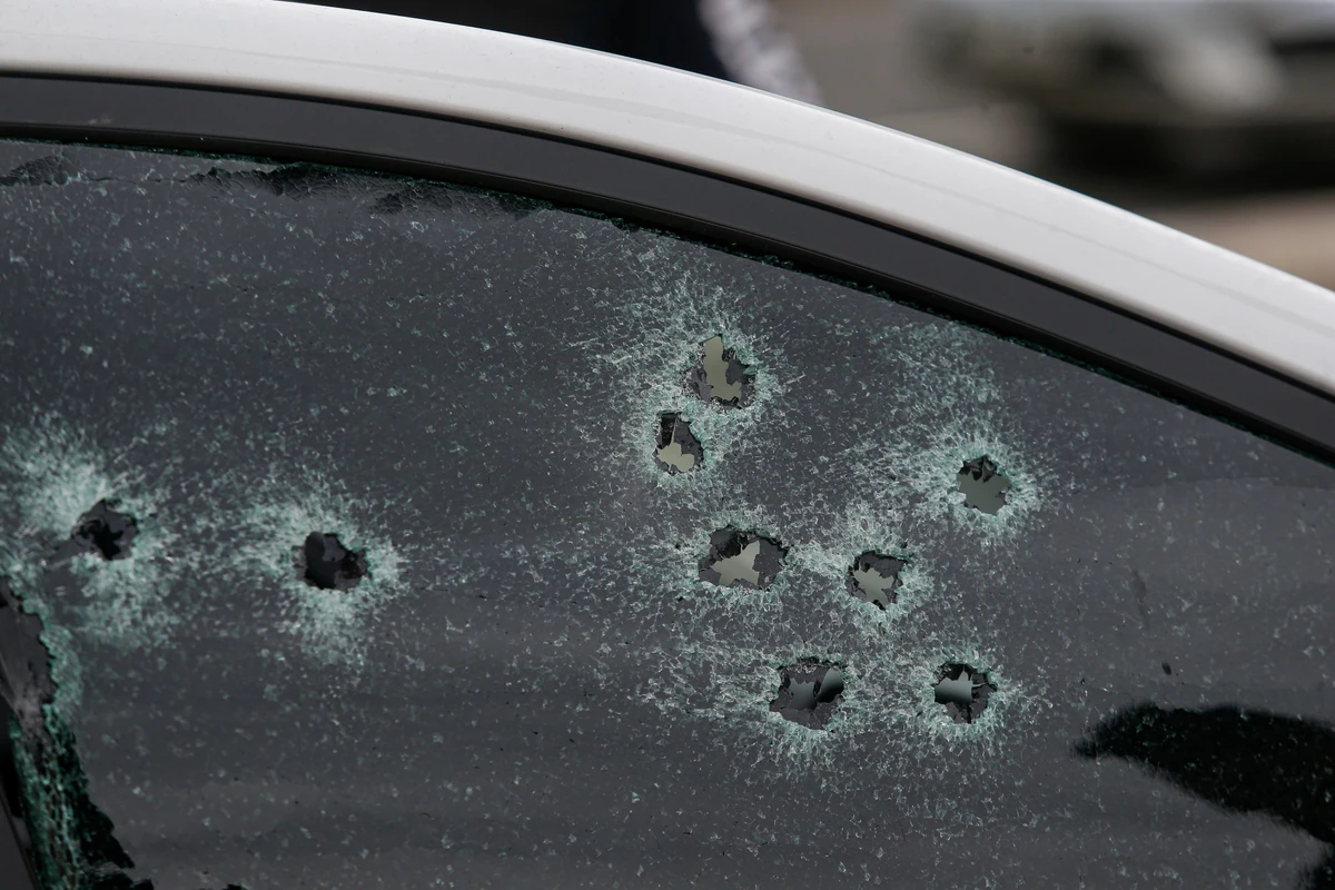 Carro foi atingido por pelo menos 12 disparos