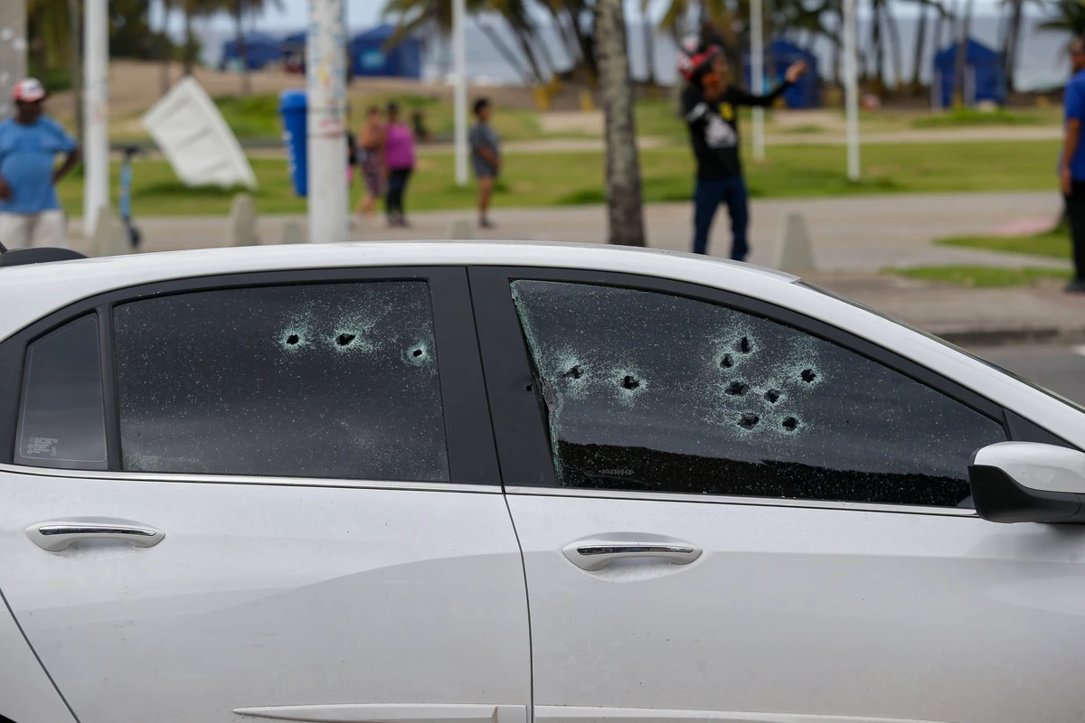 Carro foi atingido por pelo menos 12 disparos por Arisson Marinho/CORREIO