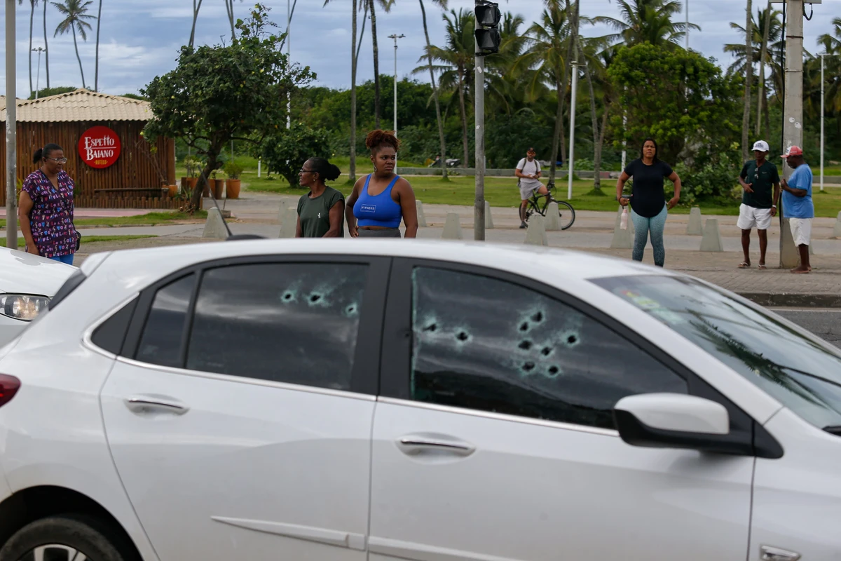 Carro foi atingido por pelo menos 12 disparos por Arisson Marinho/CORREIO