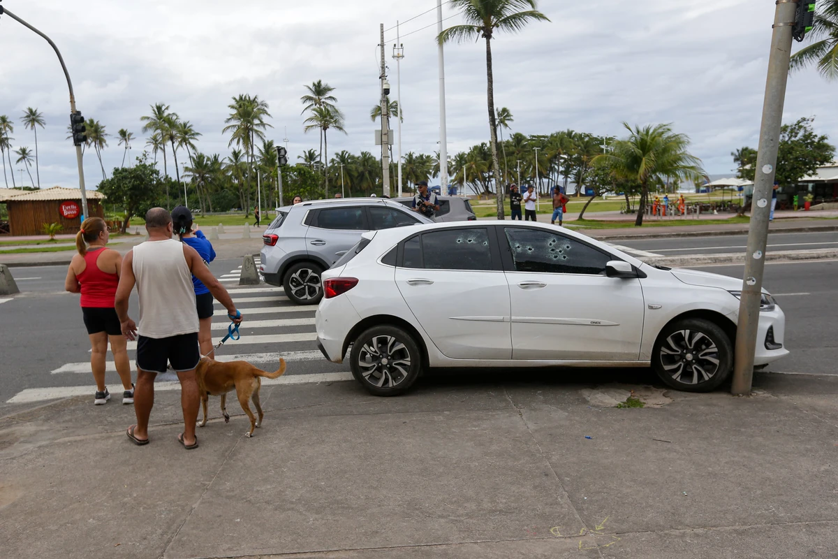 Carro foi atingido por pelo menos 12 disparos por Arisson Marinho/CORREIO