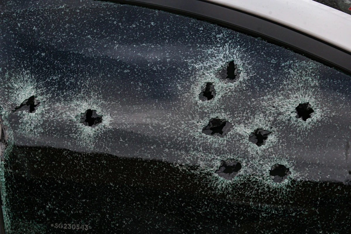 Carro foi atingido por pelo menos 12 disparos por Arisson Marinho/CORREIO