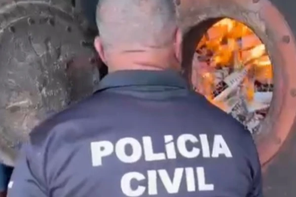 Cigarros incinerados por Divulgação/Polícia Civil