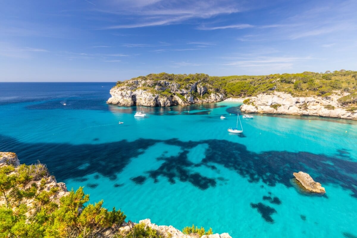 Menorca oferece um equilíbrio perfeito entre belezas naturais, riqueza cultural e gastronomia de alto nível (Imagem: Andrzej Rostek | Shutterstock) 