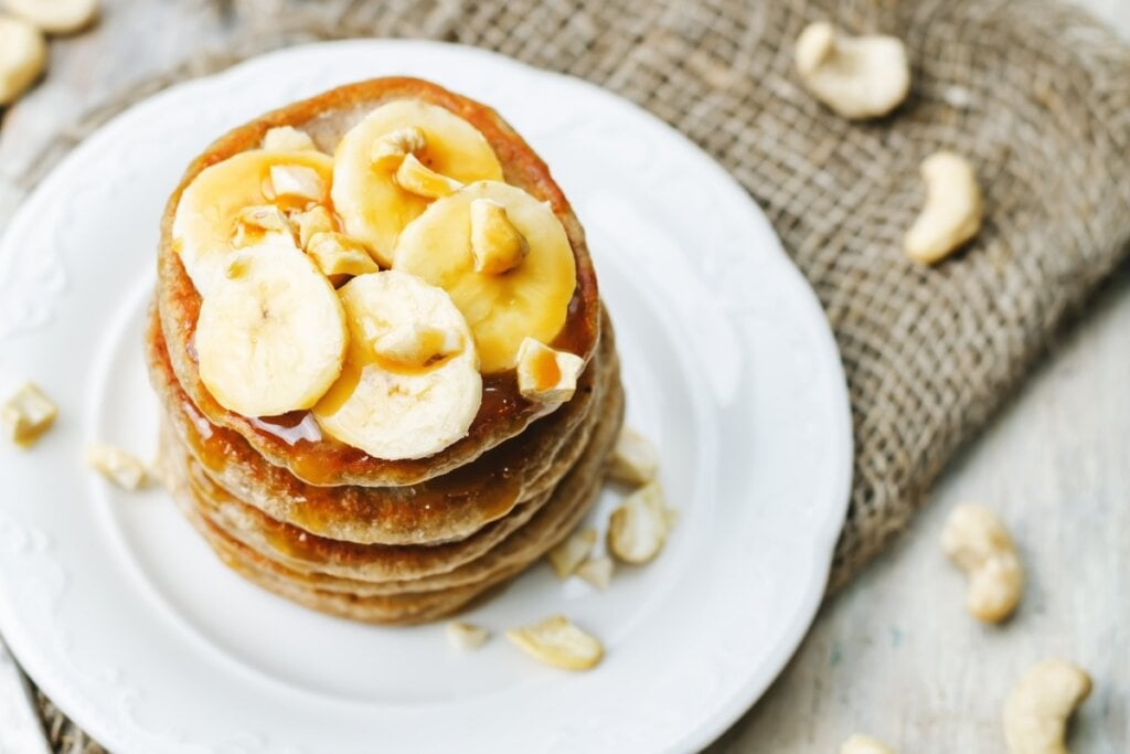 Panqueca de banana com castanha-de-caju e mel (Imagem: Nataliya Arzamasova | Shutterstock)