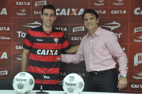 Fillipe Souto sendo apresentado pelo Vitória em 2017 