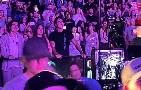Justin Trudeau (de camiseta preta), com a filha, Ella Grace, em show de Katy Perry  por Reprodução/X