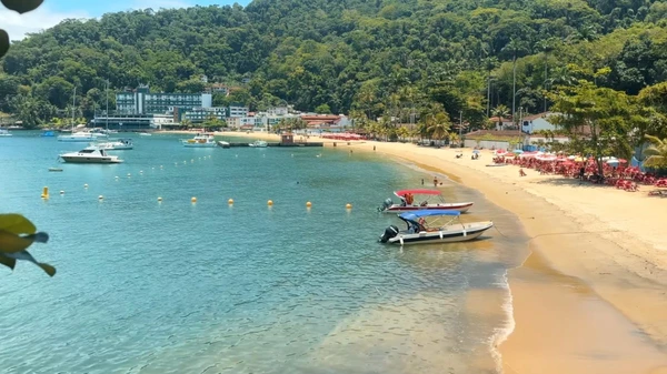 lugar chama atenção pelas praias de águas claras e pela diversidade de fauna e flora