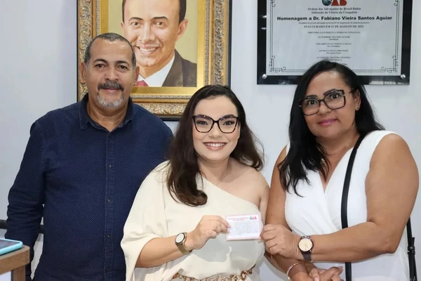 Mara Viana, o esposo e a filha por Reprodução/Instagram