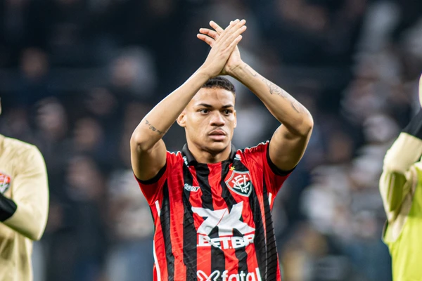 Maykon Jesus assumiu a lateral esquerda do Vitória na ausência de Jamerson