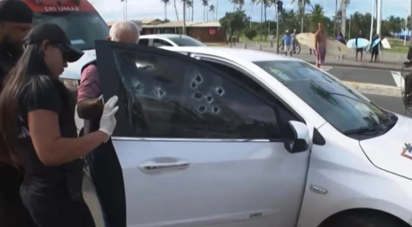 Motorista dentro de carro foi alvo de disparos em Piatã por Reprodução/TV Bahia