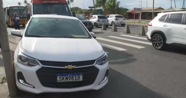 Motorista dentro de carro foi alvo de disparos em Piatã por Reprodução/TV Bahia