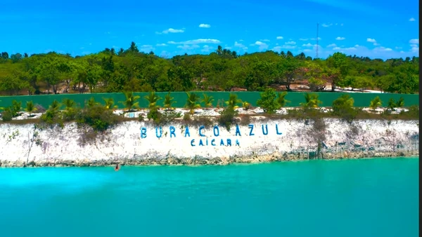 Por que o Buraco Azul se tornou uma parada obrigatória nos roteiros que passam por Jericoacoara