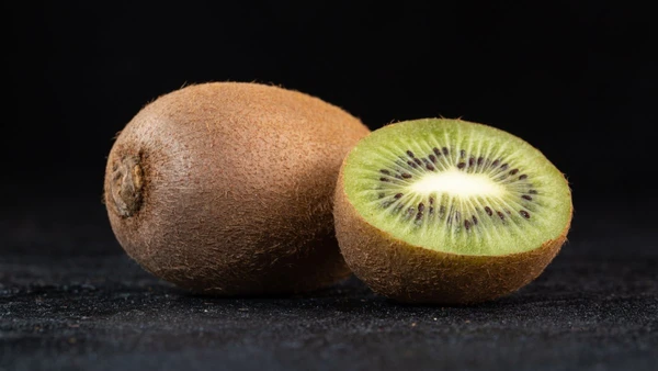studo mostra que comer kiwi à noite melhora a recuperação em atletas