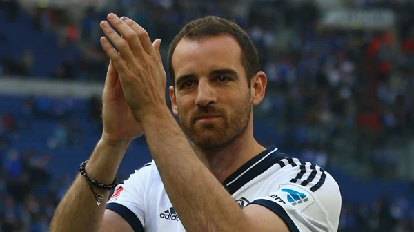  Ex-zagueiro de times como Real Madrid e Borussia Dortmund, além da seleção alemã, o jogador Christoph Metzelder foi condenado a dez meses de prisão com sursis, quando não há a necessidade de cumprimento da pena, por ajuda a difundir imagens de pornografia infantil que mostravam graves abusos sexuais e estupros de crianças. Ele confessou o crime em uma audiência por Reprodução