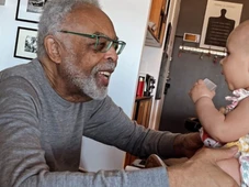 Imagem - Gilberto Gil exibe momento fofo com a bisneta Aurora: 'Tirando um sorriso do biso'