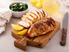 Imagem - Quer bater a meta de proteína? Veja 3 alimentos mais proteicos que o peito de frango