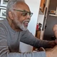 Imagem - Gilberto Gil exibe momento fofo com a bisneta Aurora: 'Tirando um sorriso do biso'