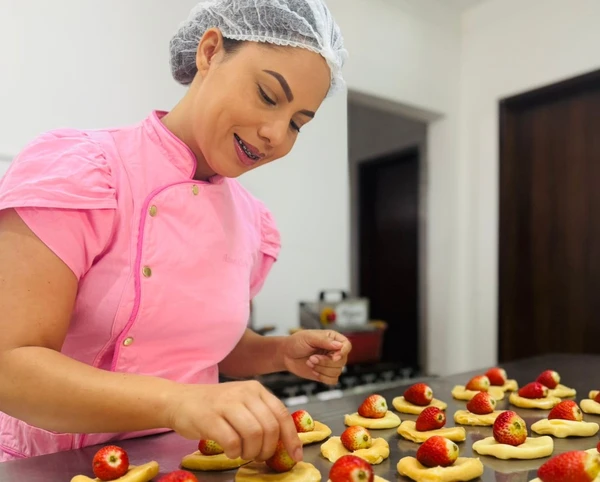 Anne Cakes fatura R$ 60 mil ensinando a fazer morango do amor