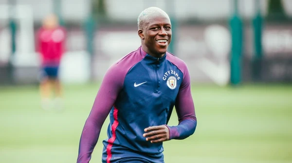 Ex-jogador do Manchester City, Benjamin Mendy enfrentou acusações de estupro contra 13 mulheres. Ele foi preso por mais de quatro meses, em 2021, e liberado após pagar fiança, em janeiro de 2022. Em 2023, ele foi absolvido de sete acusações de estupro, uma de tentativa de estupro e uma de agressão sexual por Divulgação/Manchester City