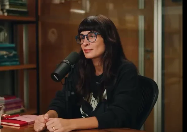 Camila Fremder apresenta o podcast "É Noia Minha?" por Reprodução