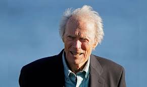 Clint Eastwood  por Reprodução