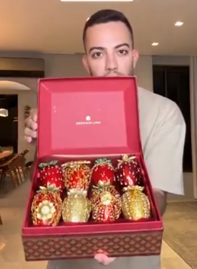 Confeiteiro famoso lança Morango do Amor de luxo por Reprodução