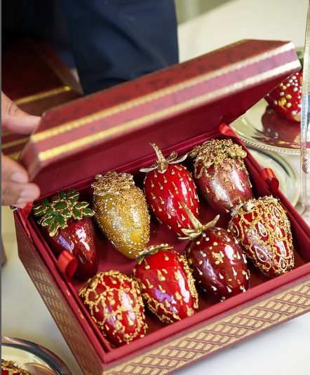 Confeiteiro famoso lança Morango do Amor de luxo por Reprodução