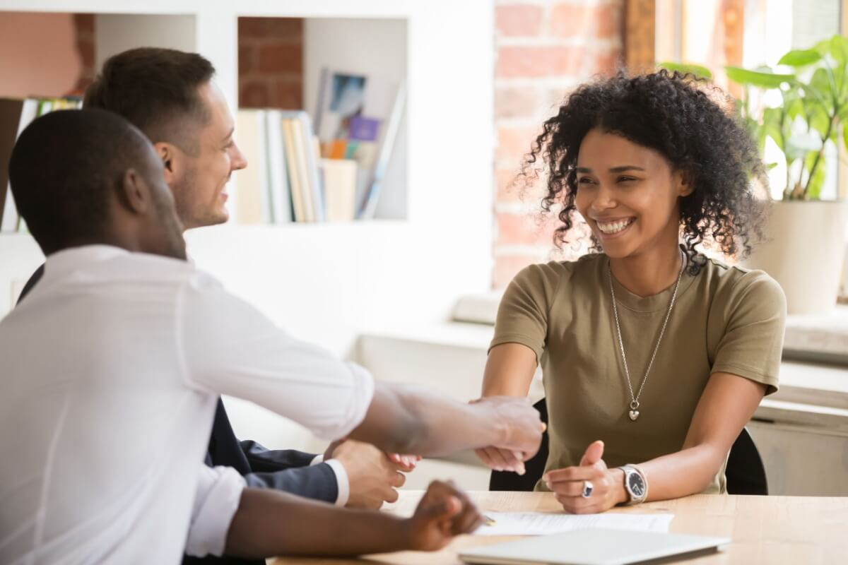 O primeiro emprego representa a construção de um futuro profissional (Imagem: fizkes | Shutterstock)