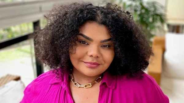Flora Cruz mostra antes e depois do processo de emagrecimento