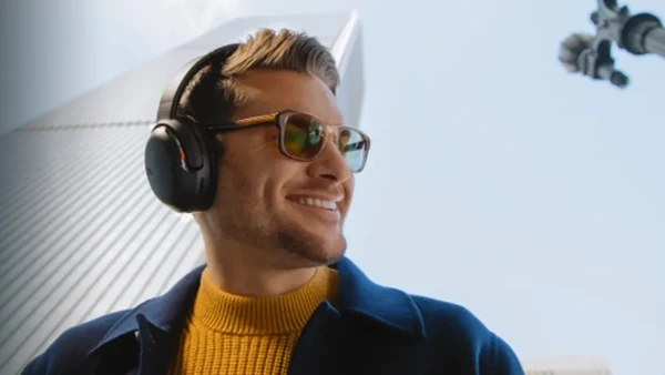 Fones com cancelamento de ruído por Shutterstock