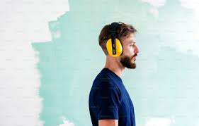 Fones com cancelamento de ruído por Shutterstock
