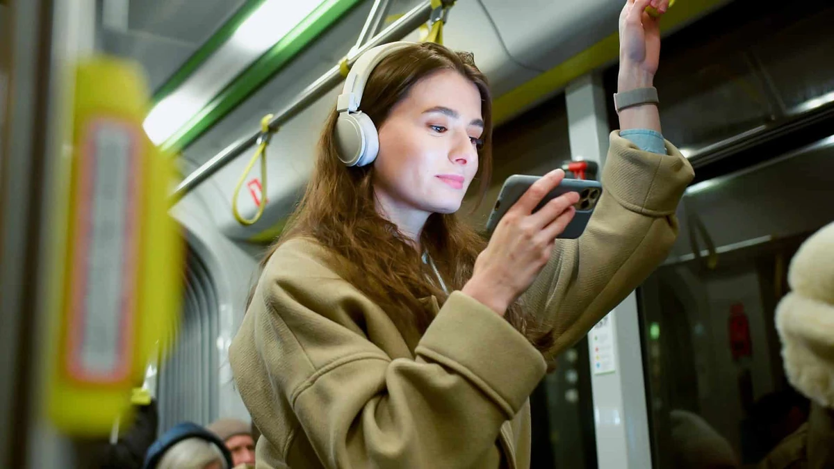 Fones com cancelamento de ruído por Shutterstock