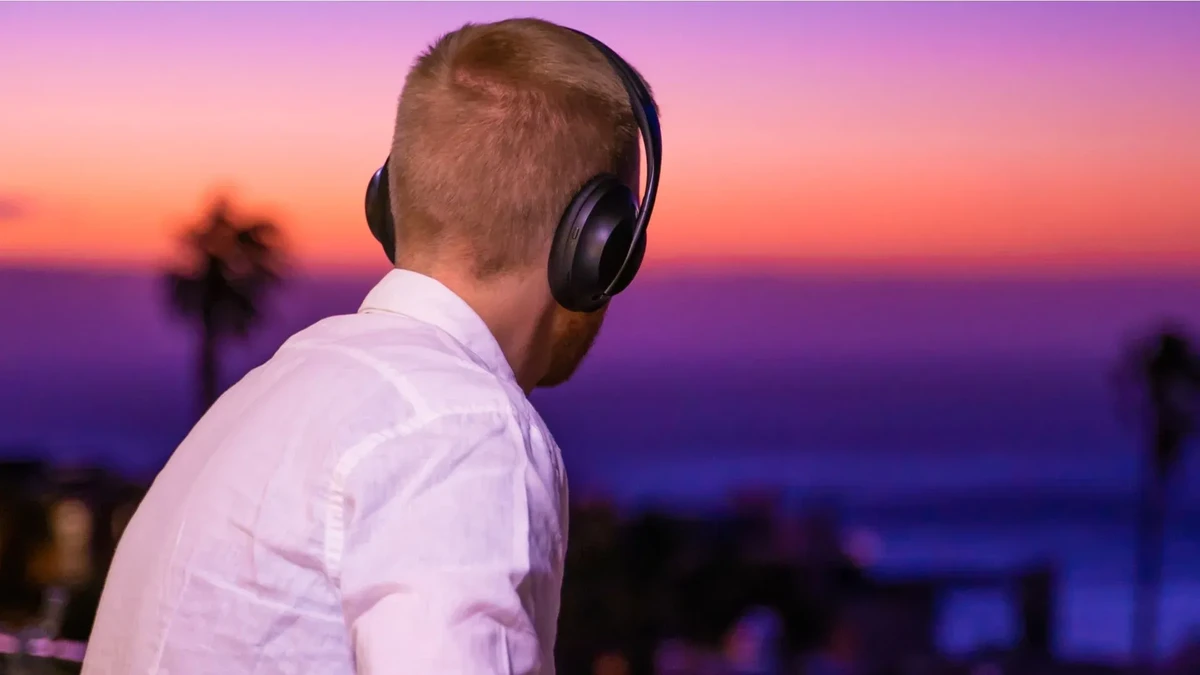 Fones com cancelamento de ruído por Shutterstock