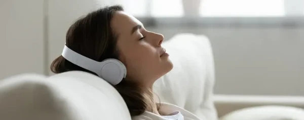 Fones com cancelamento de ruído por Shutterstock