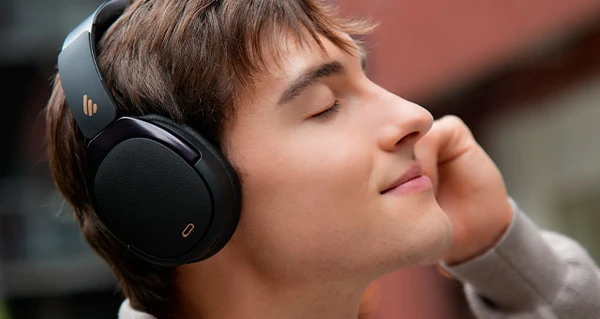 Fones com cancelamento de ruído por Shutterstock