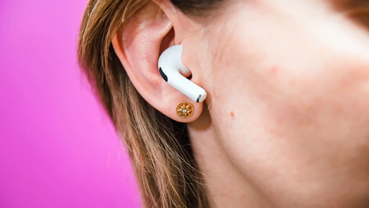 Fones com cancelamento de ruído por Shutterstock