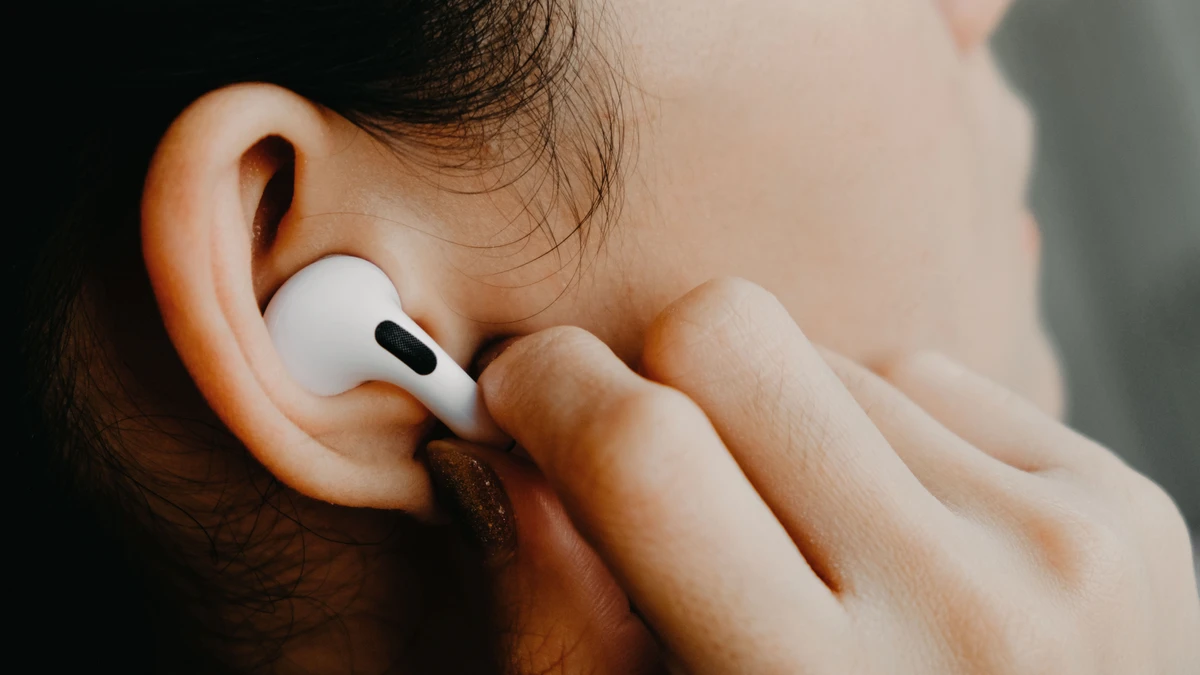 Fones com cancelamento de ruído por Shutterstock