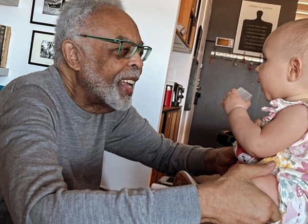 Gilberto Gil e neta Aurora por Reprodução / Redes Sociais