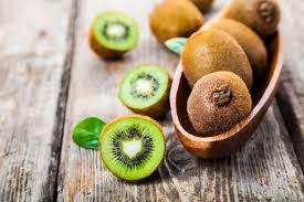 Kiwi é uma fruta poderosa para ajudar no sono e na recuperação muscular por Shutterstock