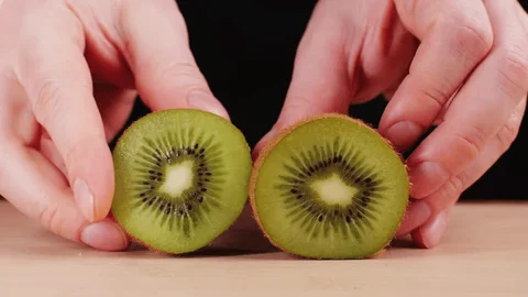 Kiwi é uma fruta poderosa para ajudar no sono e na recuperação muscular por Shutterstock